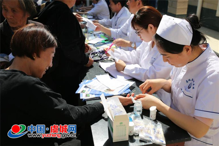 组织专家义诊 助力脱贫攻坚